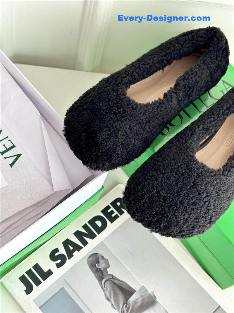 b0tt*ga Ven*ta new fur shoes