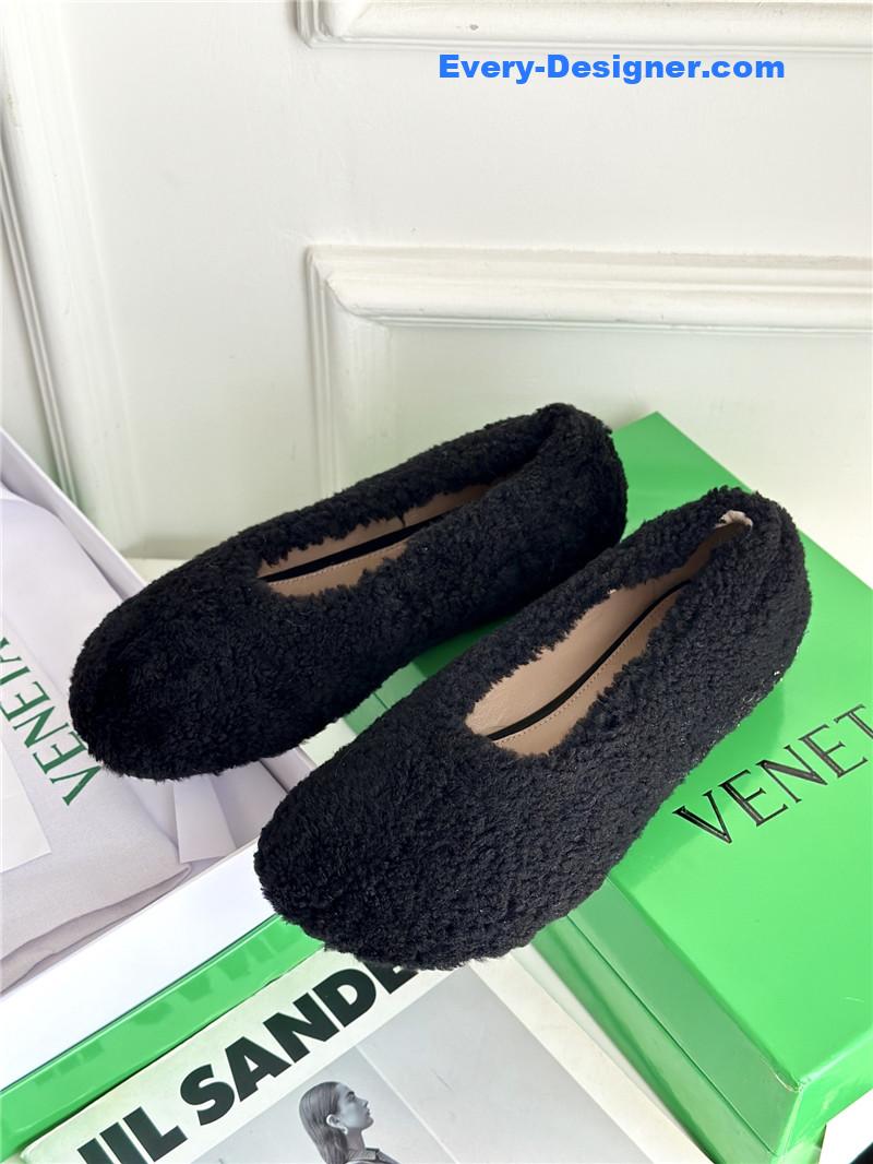b0tt*ga Ven*ta new fur shoes