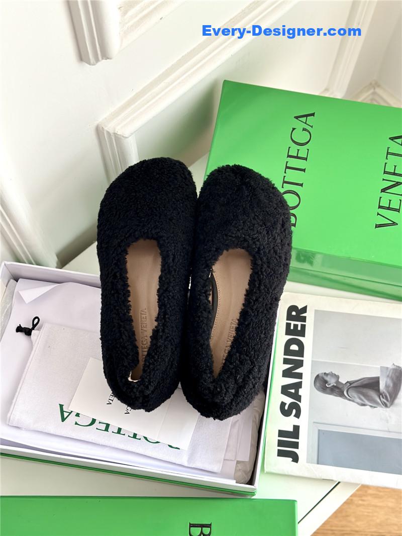 b0tt*ga Ven*ta new fur shoes