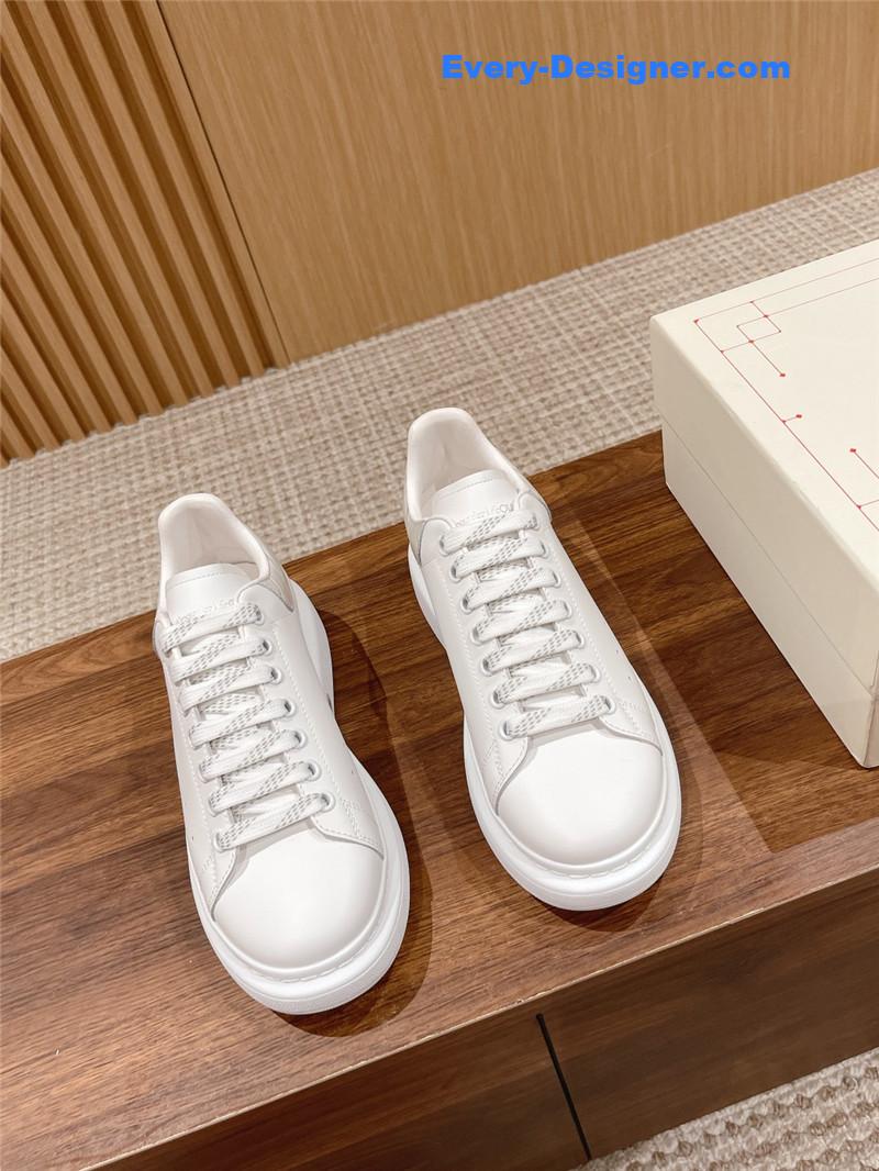 a1exa*der Mcqv*en classic all-match small white shoes