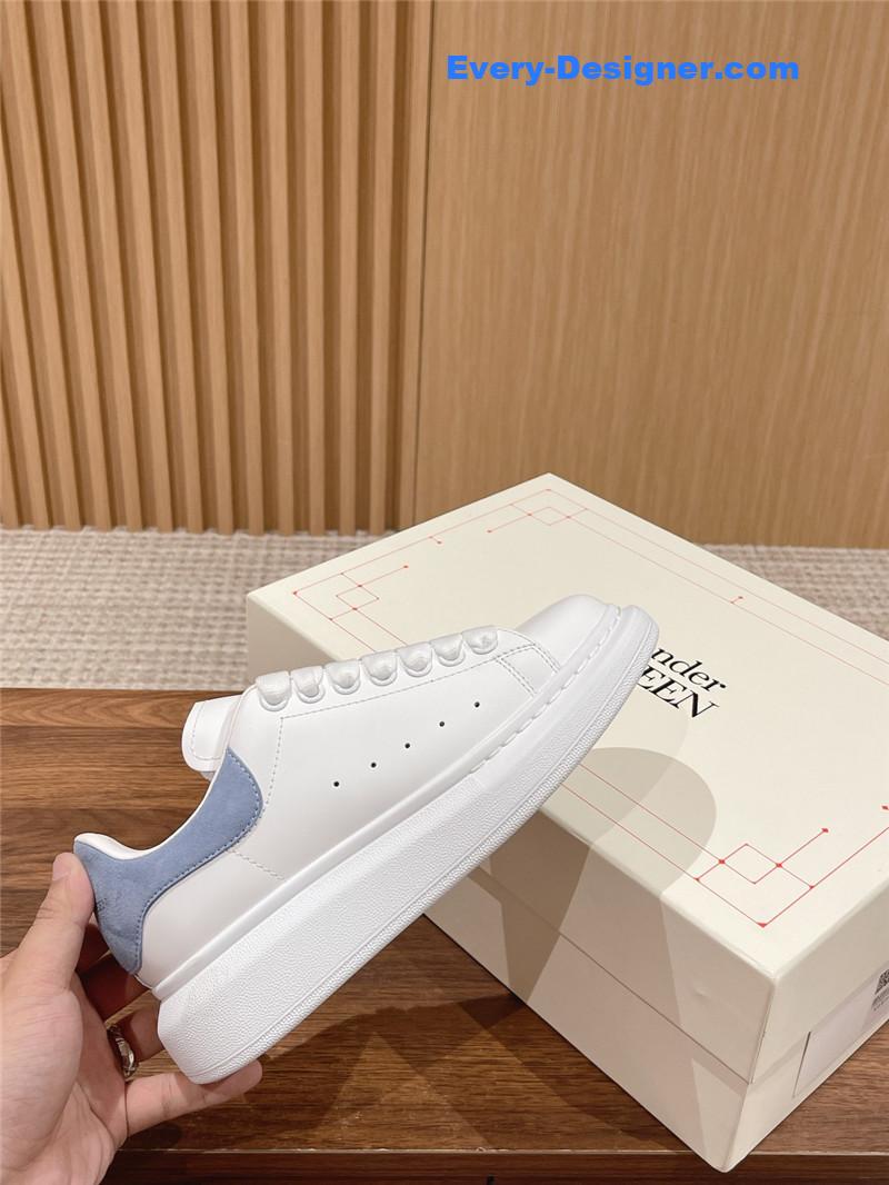 a1exa*der Mcqv*en classic all-match small white shoes