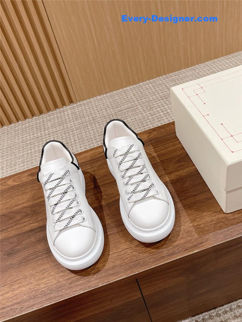 a1exa*der Mcqv*en classic all-match small white shoes