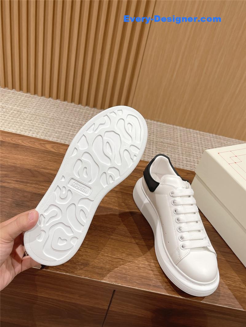 a1exa*der Mcqv*en classic all-match small white shoes