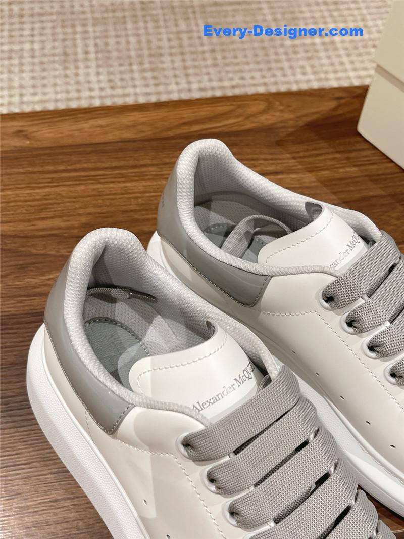 a1exa*der Mcqv*en classic all-match small white shoes