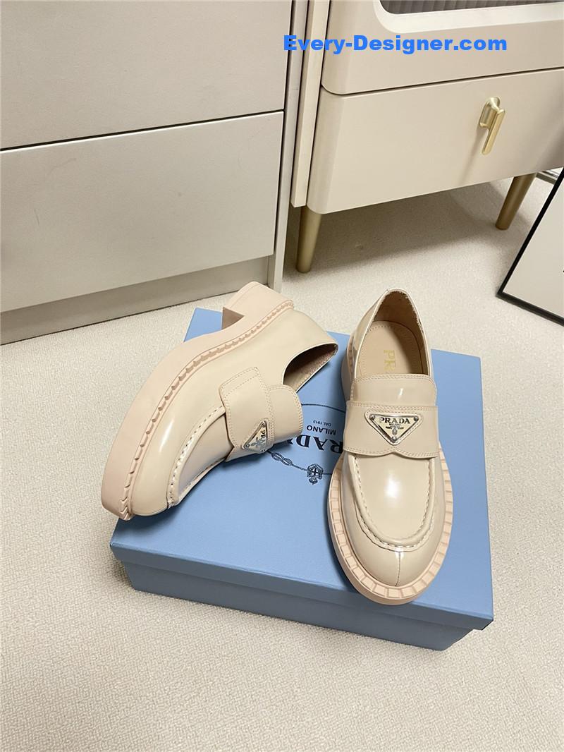 Pra*a classic triangle loafers