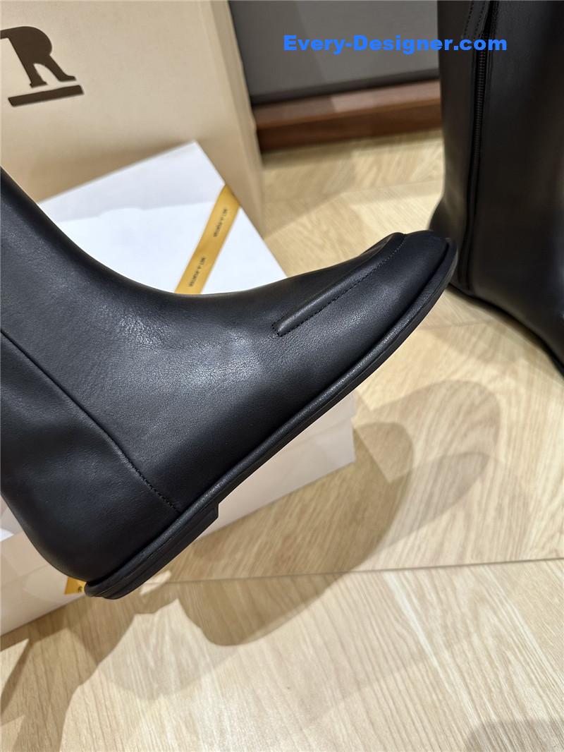 The R0w granny boots