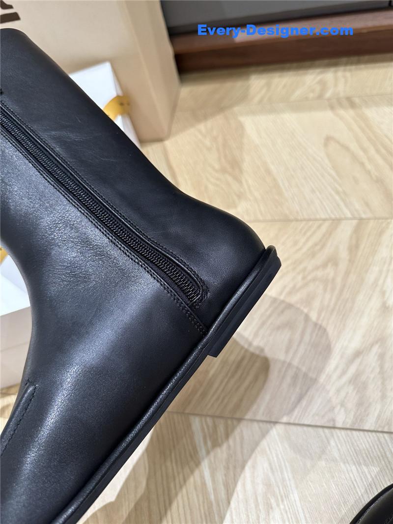 The R0w granny boots