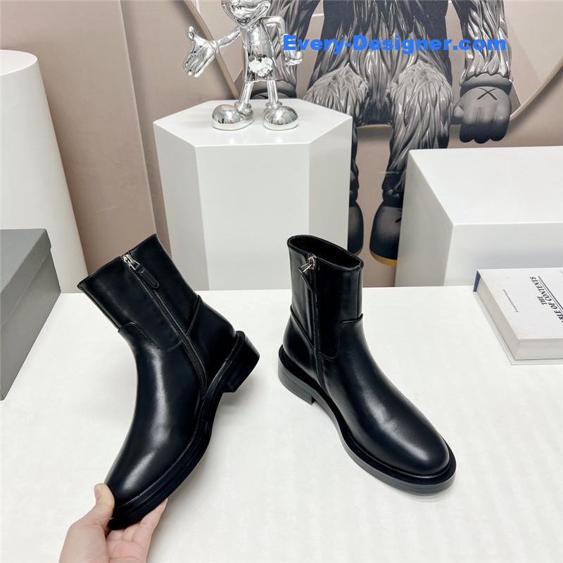 Ba1en*iaga round toe buttoned boots