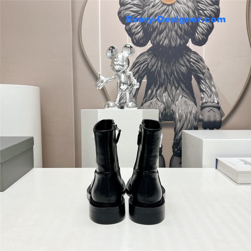 Ba1en*iaga round toe buttoned boots