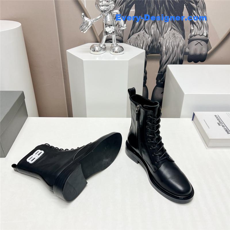 Ba1en*iaga round toe buttoned boots
