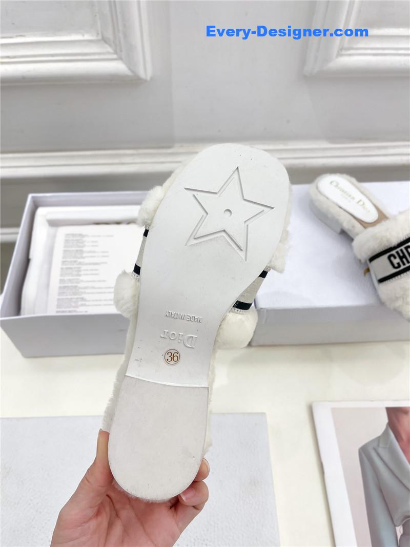 D10r classic embroidered wool slippers