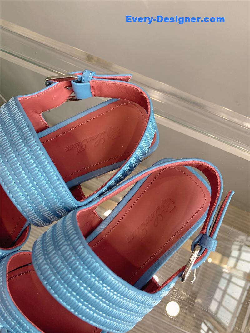 L0r0 P1ana’s new flat sandals
