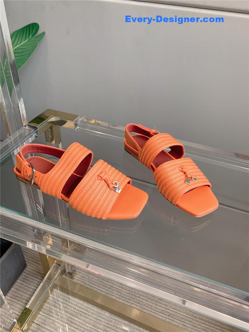 L0r0 P1ana’s new flat sandals
