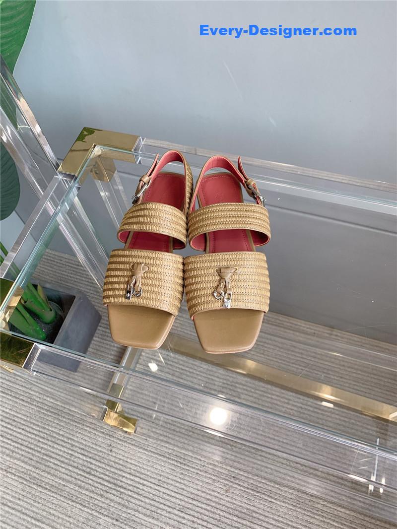 L0r0 P1ana’s new flat sandals