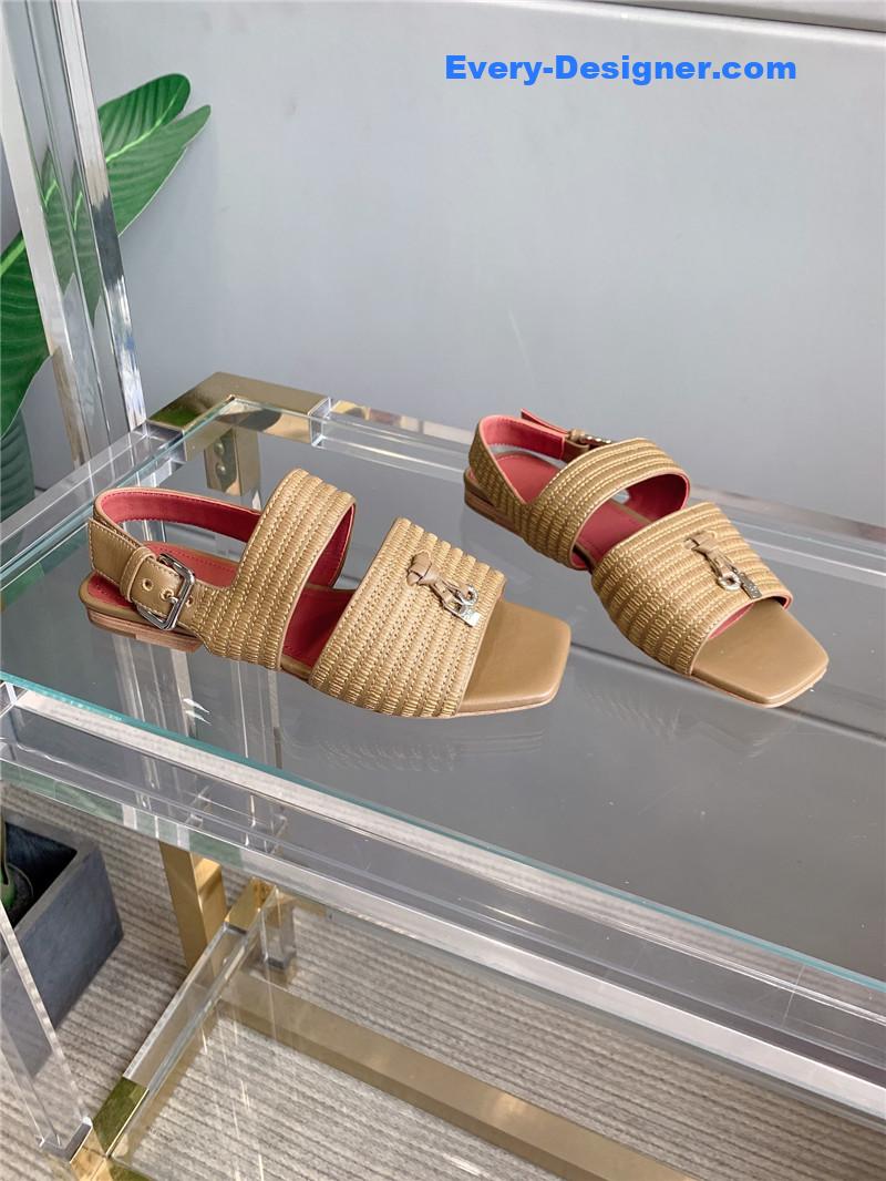 L0r0 P1ana’s new flat sandals