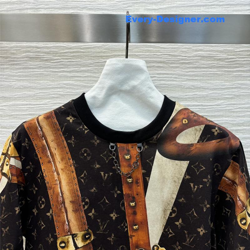 l0vis Vvtt0n lv metal chain luggage print t-shirt replica clothes