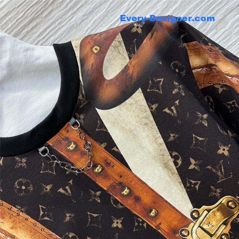 l0vis Vvtt0n lv metal chain luggage print t-shirt replica clothes