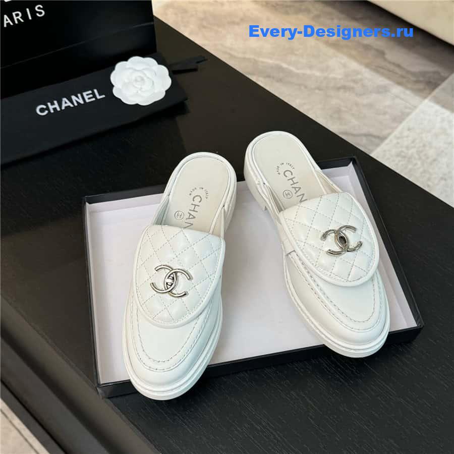 ch**el turn-lock D1am0nd-quilted loafers in white
