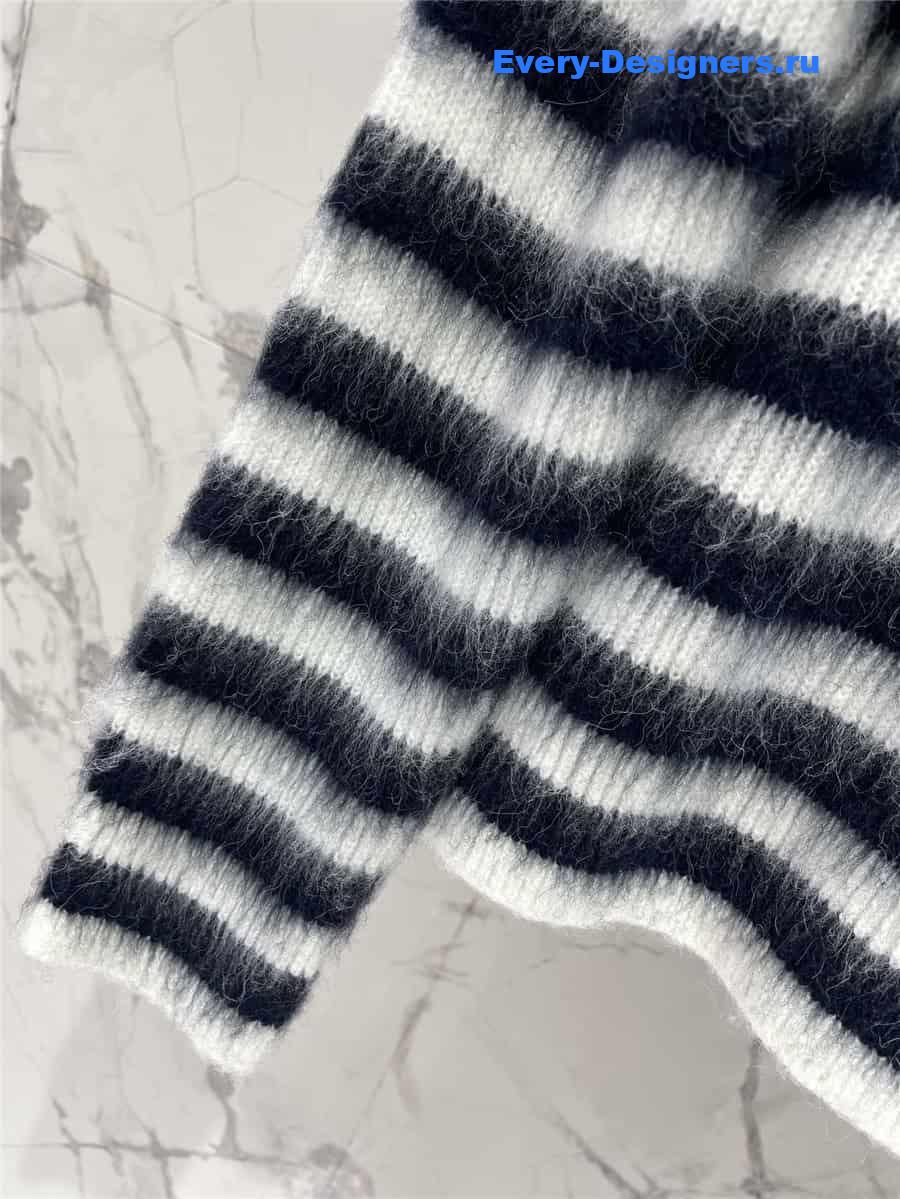 D10r striped sweater in black