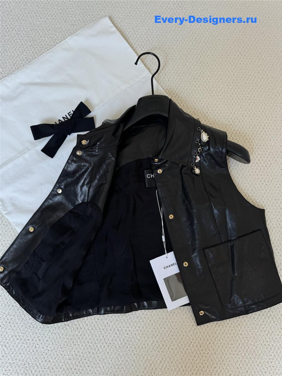 Ch**el charm pearl biker vest