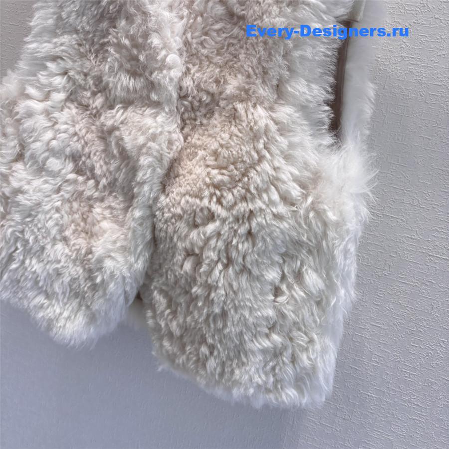 l0vis Vvtt0n lv curly fur vest