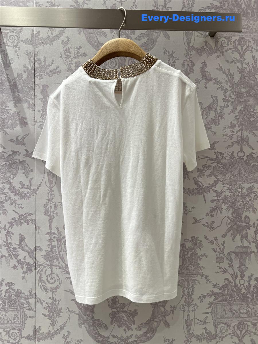 D10r white t-shirt with gold collar