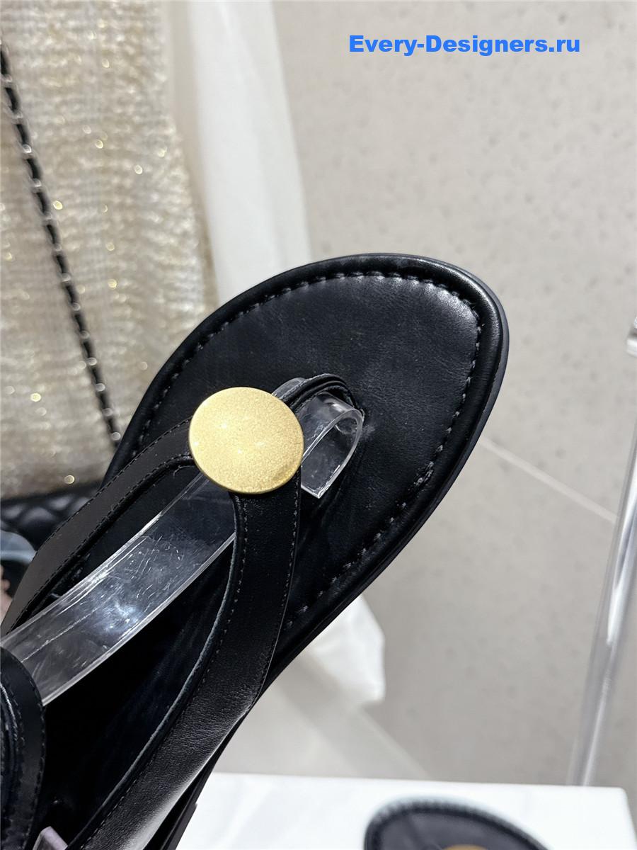 The R0w black strap flip flop flat sandals