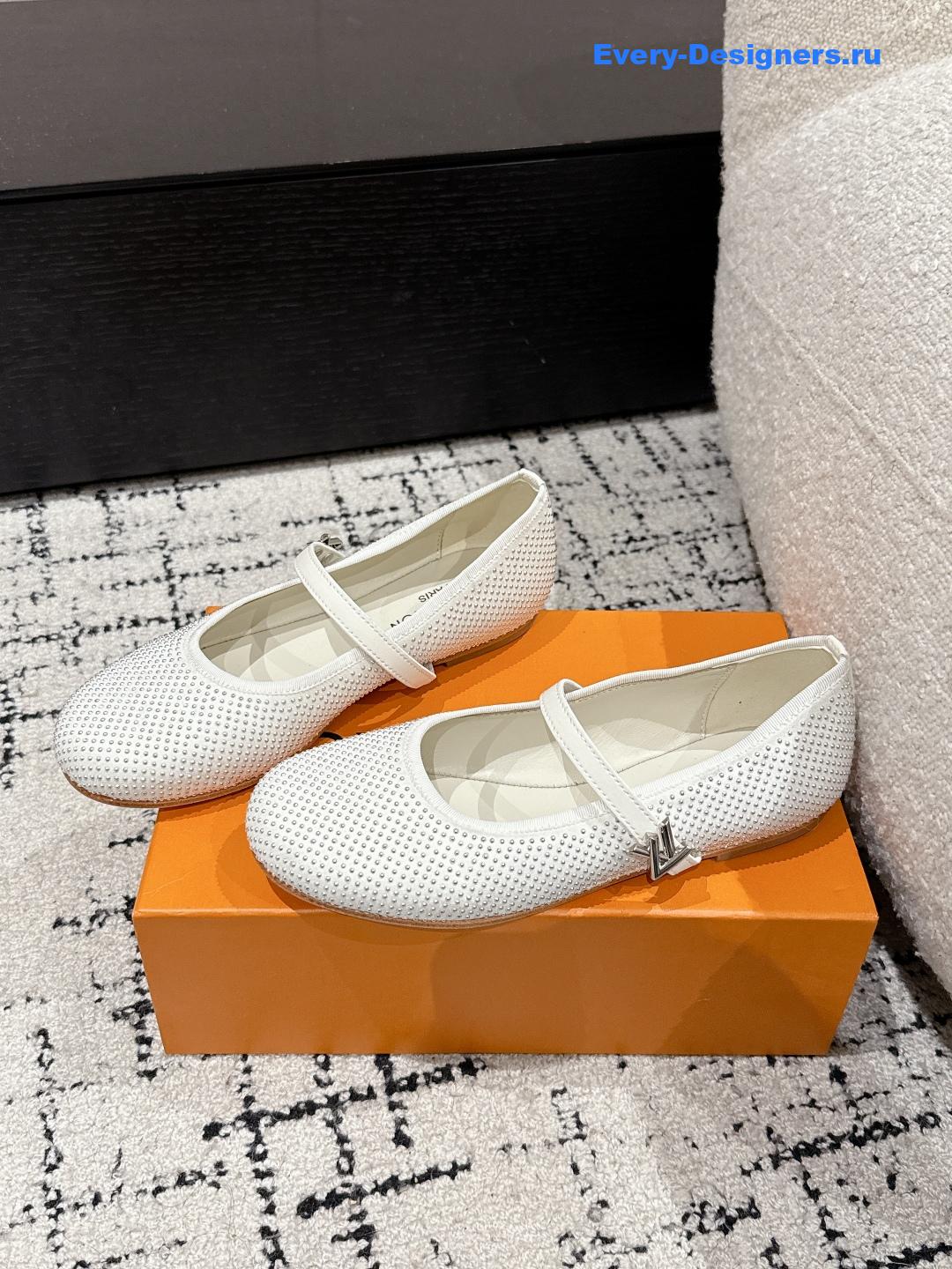 l0vis Vvtt0n white romy flats
