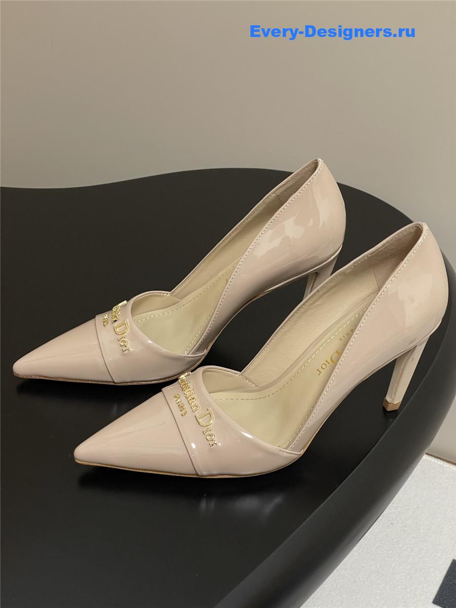 D10r beige patent pumps
