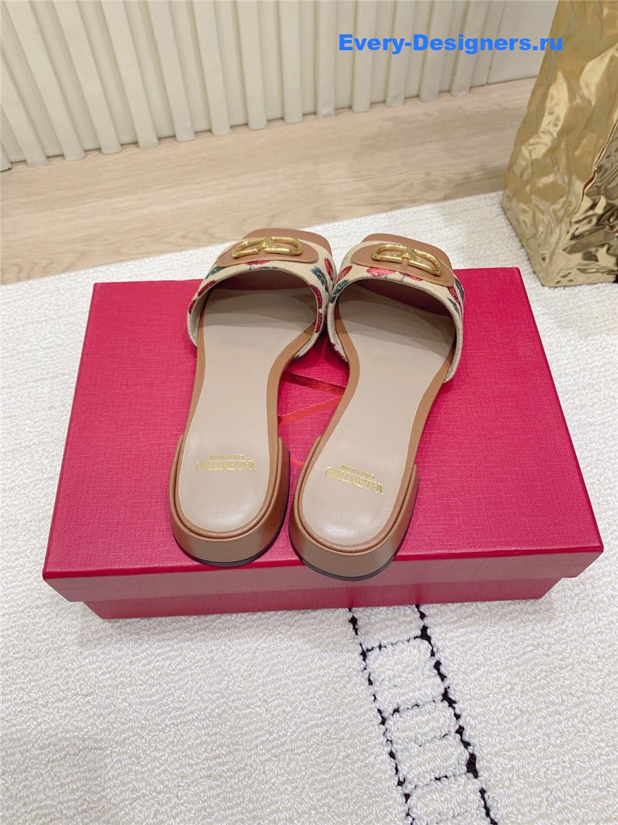 Va1e*ntin0 cherryfic slide sandals