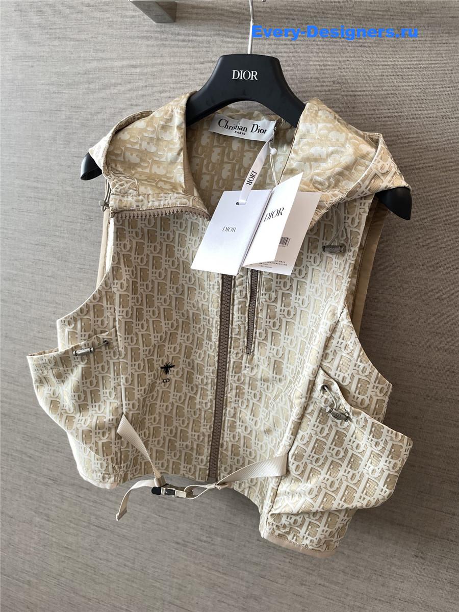 D10r hooded sleeveless vest in beige