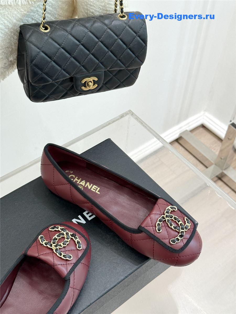 ch**el burgundy D1am0nd chain ballet flats