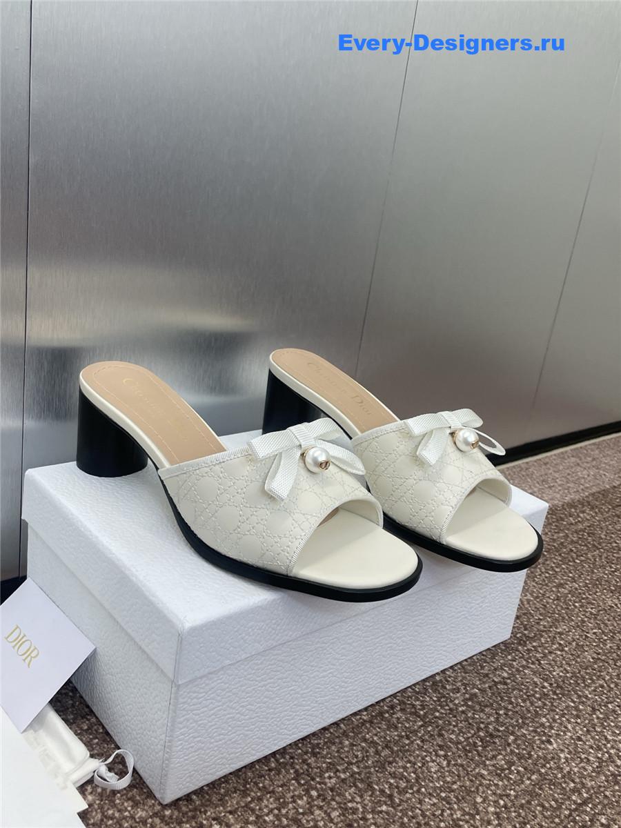 D10r 30 montaigne white calfskin slides
