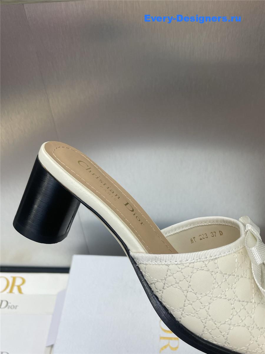 D10r 30 montaigne white calfskin slides