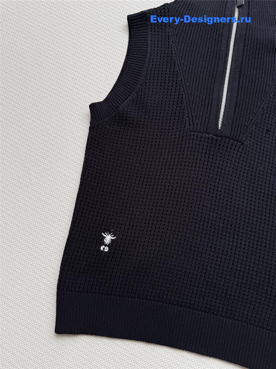 D10r black turtleneck zip vest