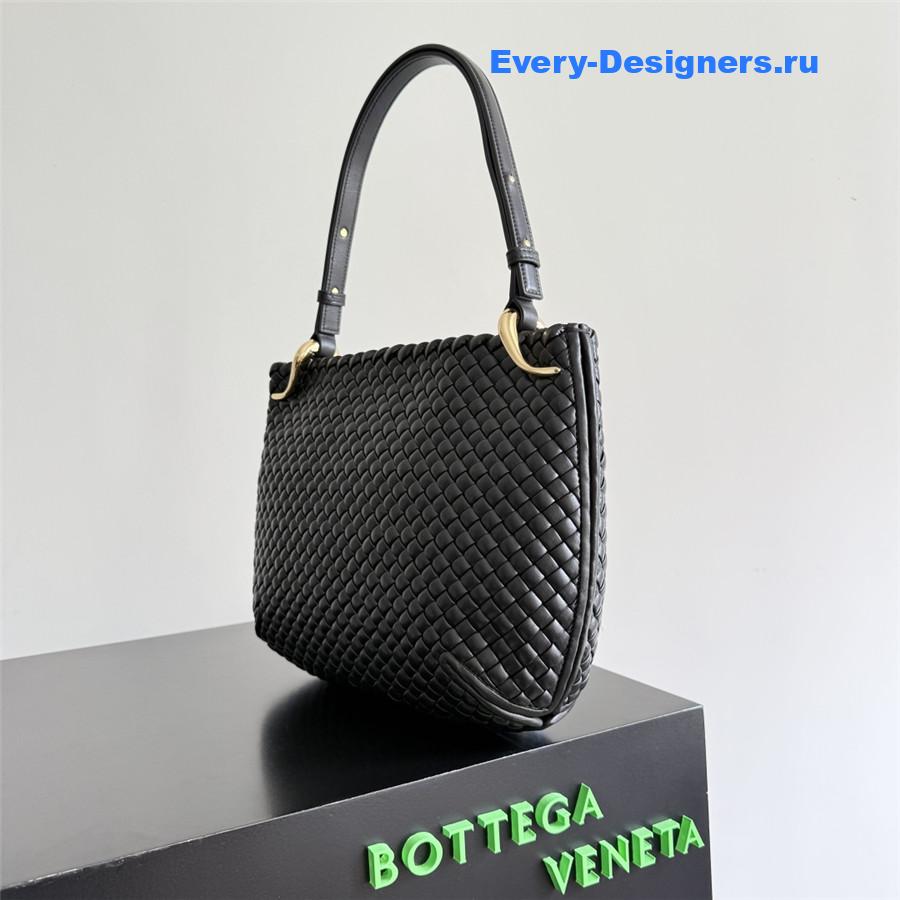 b0tt*ga Ven*ta pipe medium shoulder bag in black