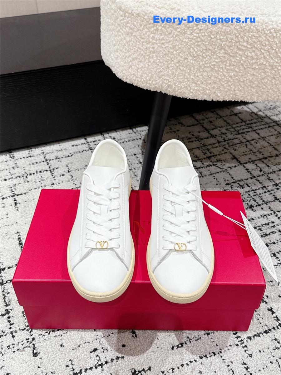 Va1e*ntin0 rockstud white sneakers