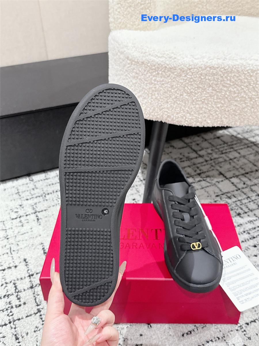 Va1e*ntin0 rockstud black sneakers
