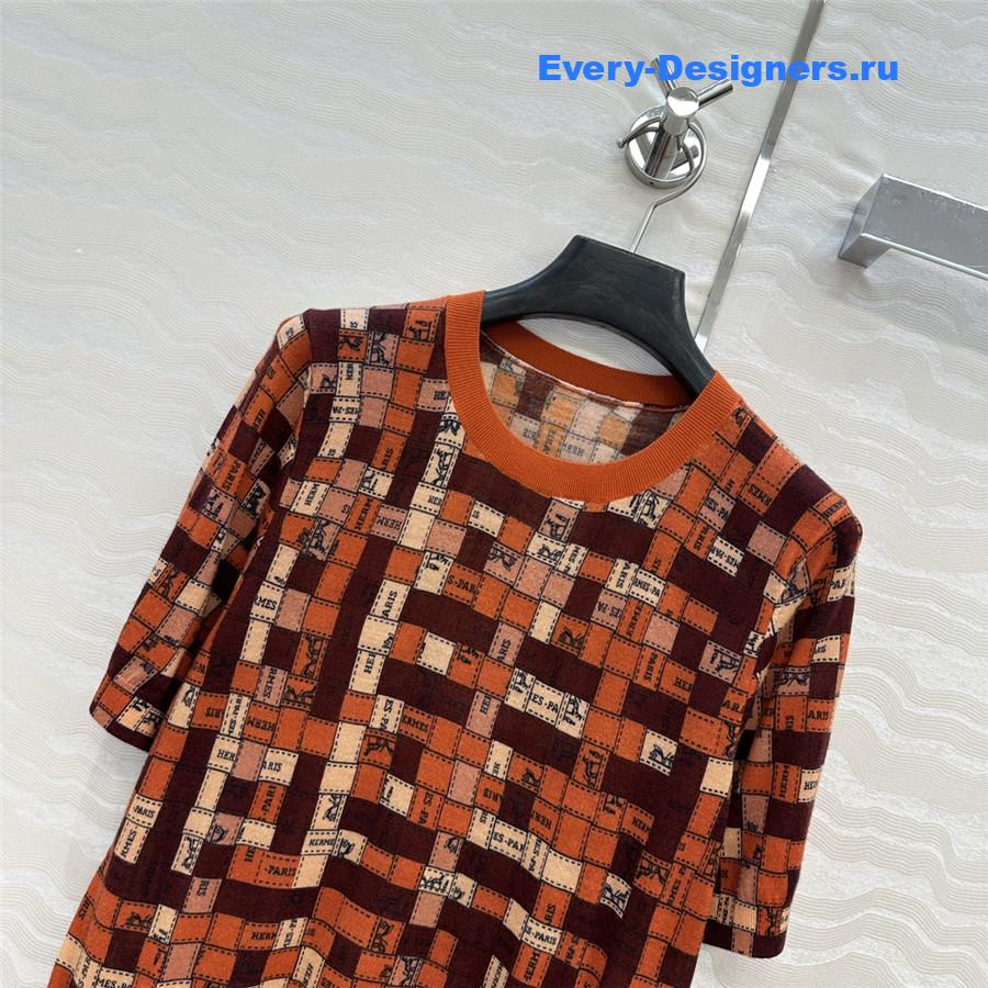 H**me5 red mosaic print top