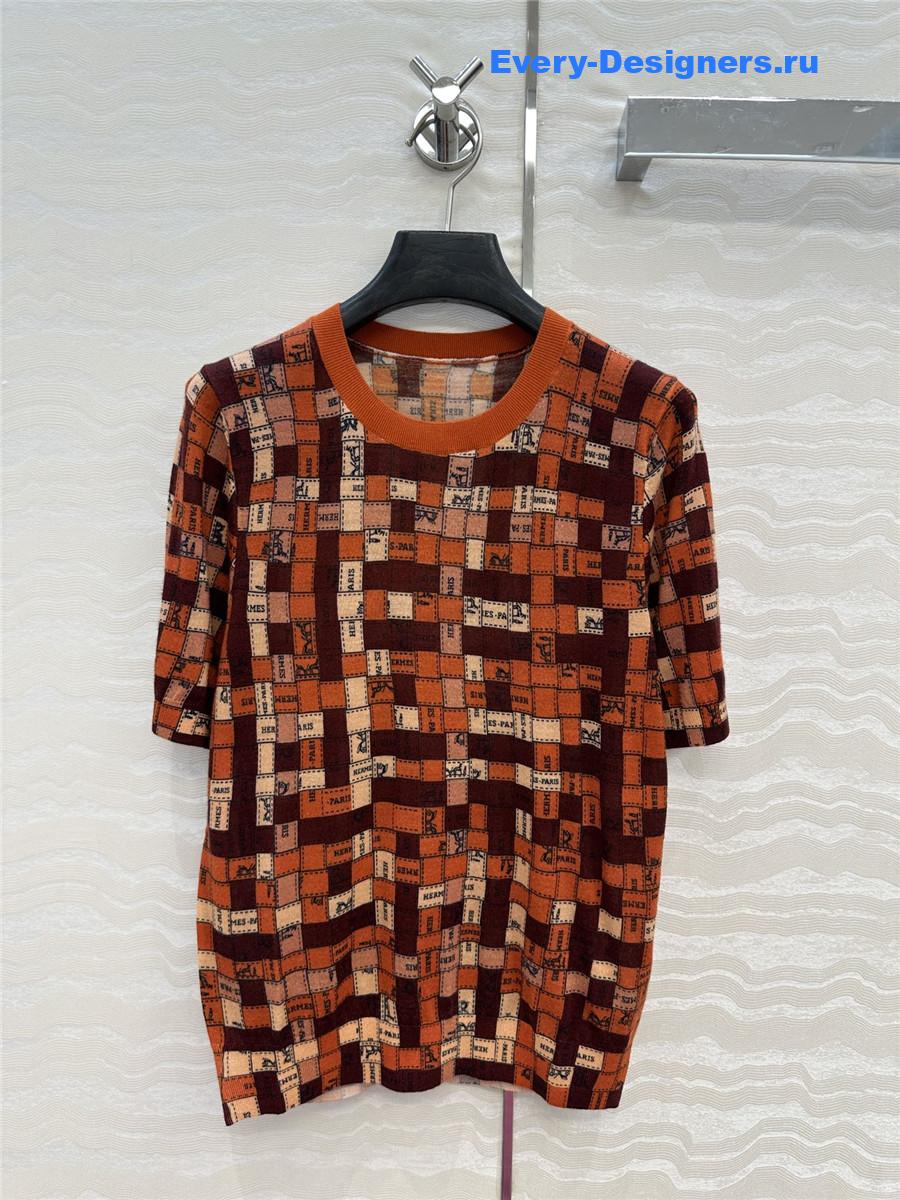 H**me5 red mosaic print top