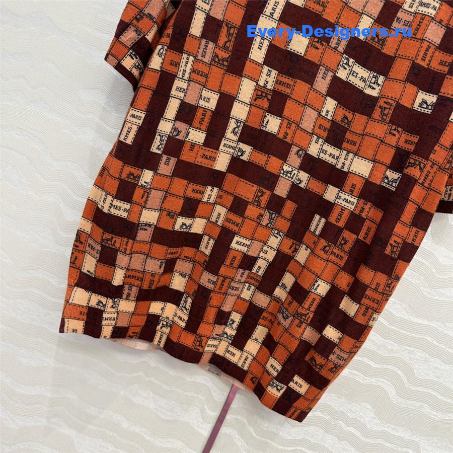 H**me5 red mosaic print top