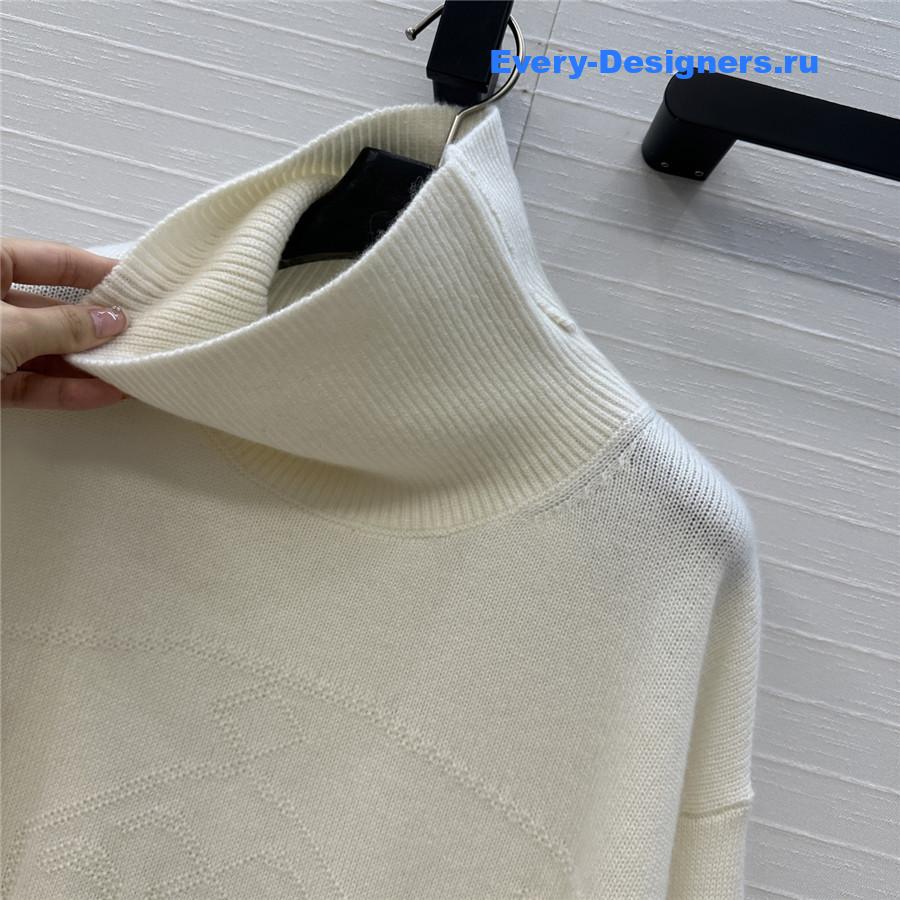 H**me5 off-white cashmere turtleneck