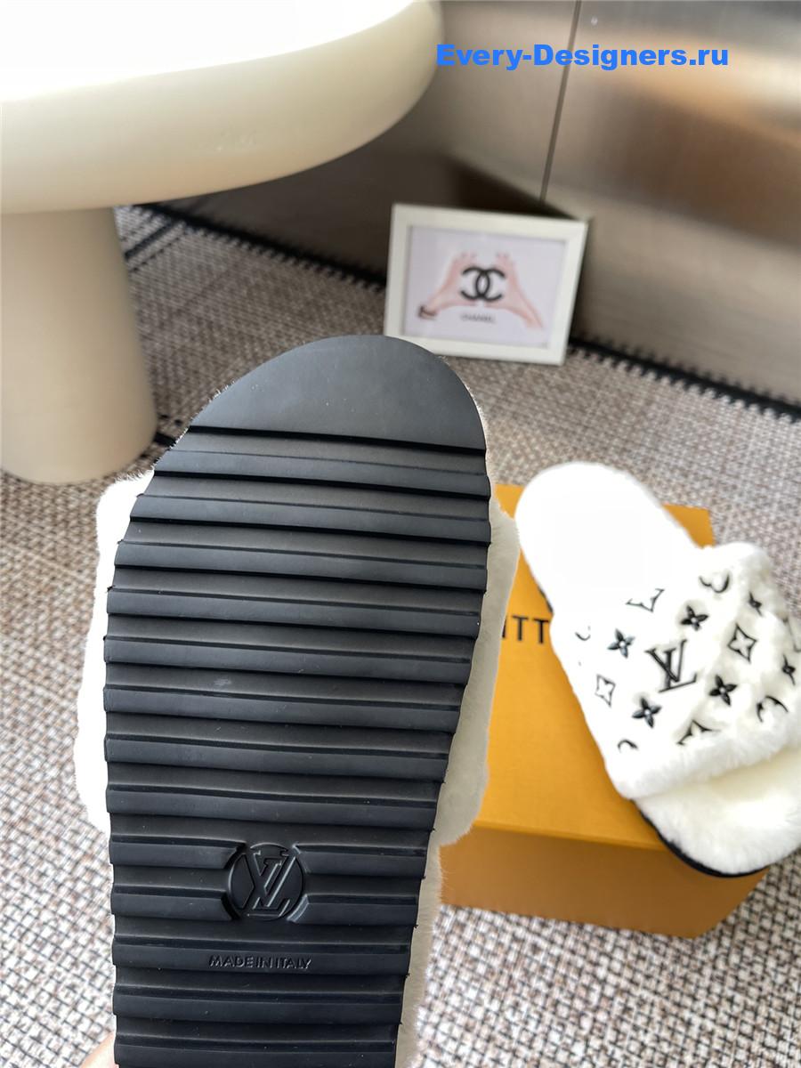 l0vis Vvtt0n white wool platform slippers