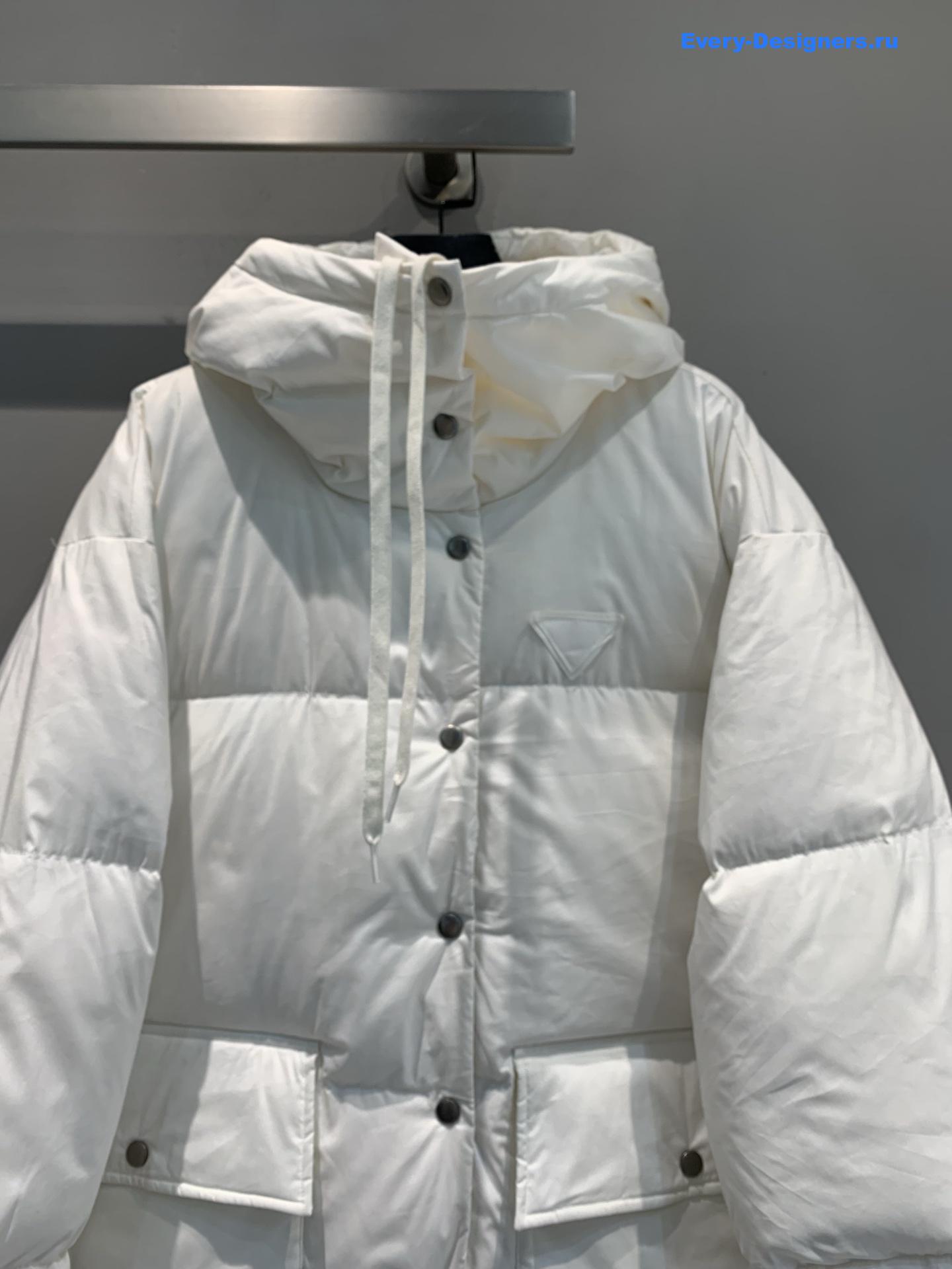 Pra*a white medium-weight hooded soft fabric down jacket
