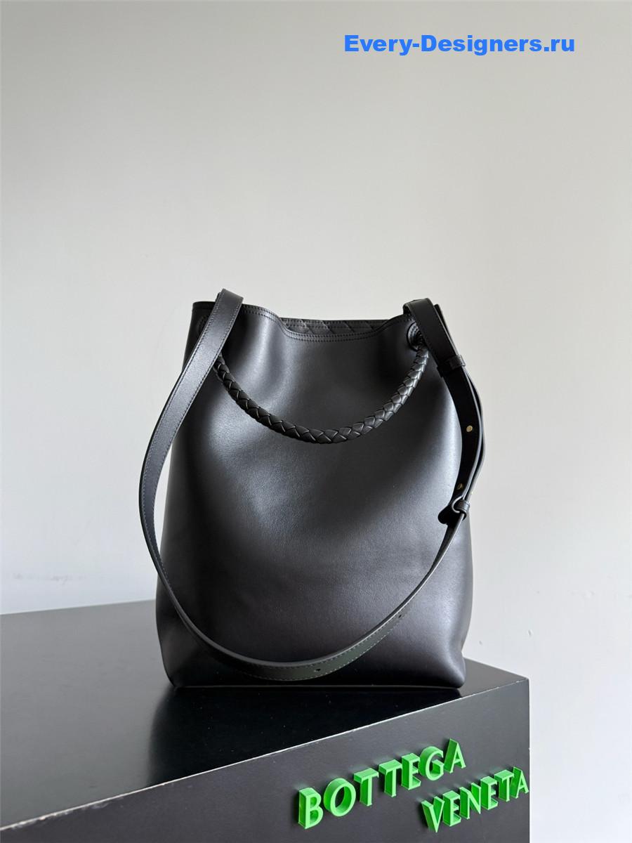 b0tt*ga Ven*ta black andiamo bucket bag