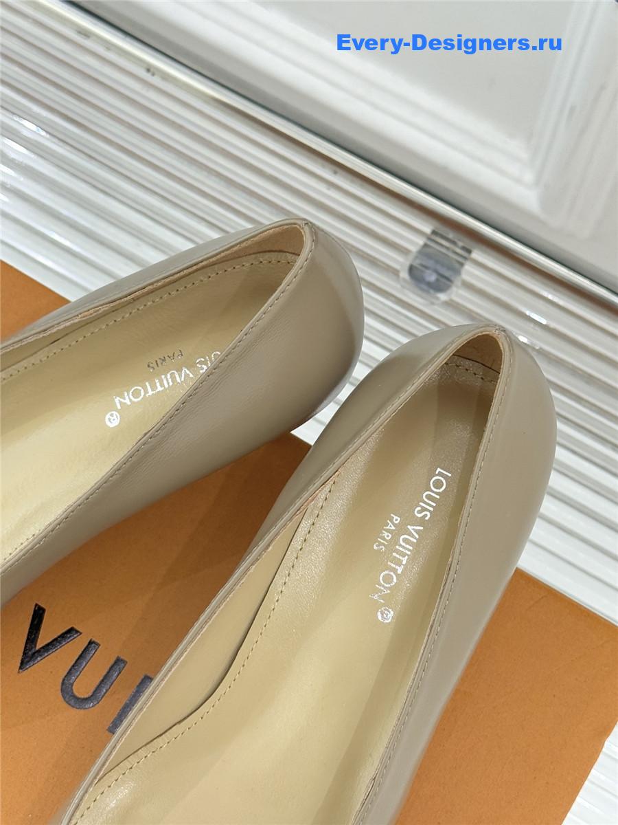 l0vis Vvtt0n beige patent leather heel pumps