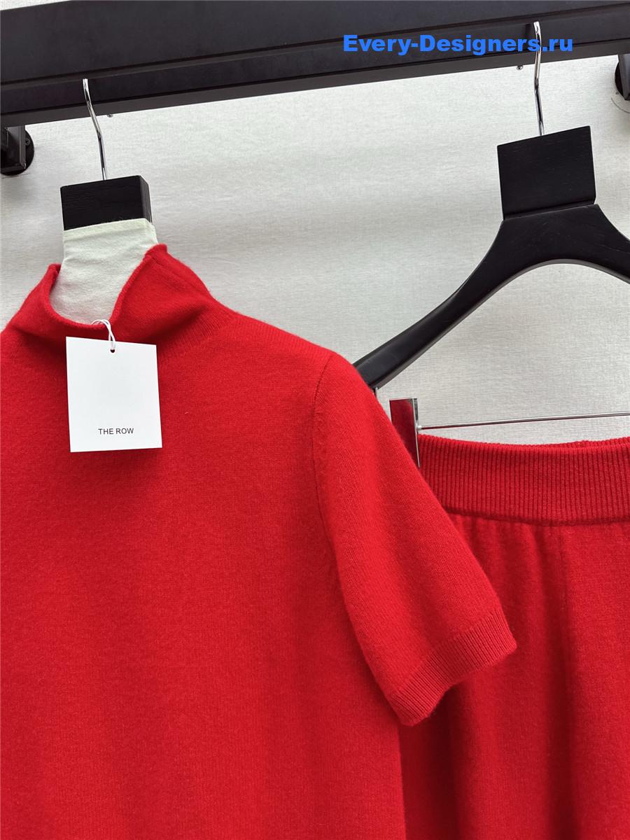 The R0w red turtleneck short-sleeved suit