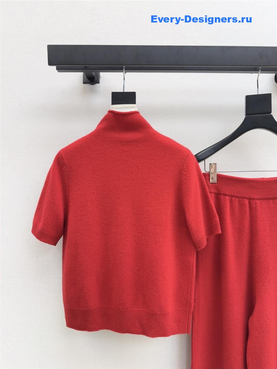 The R0w red turtleneck short-sleeved suit