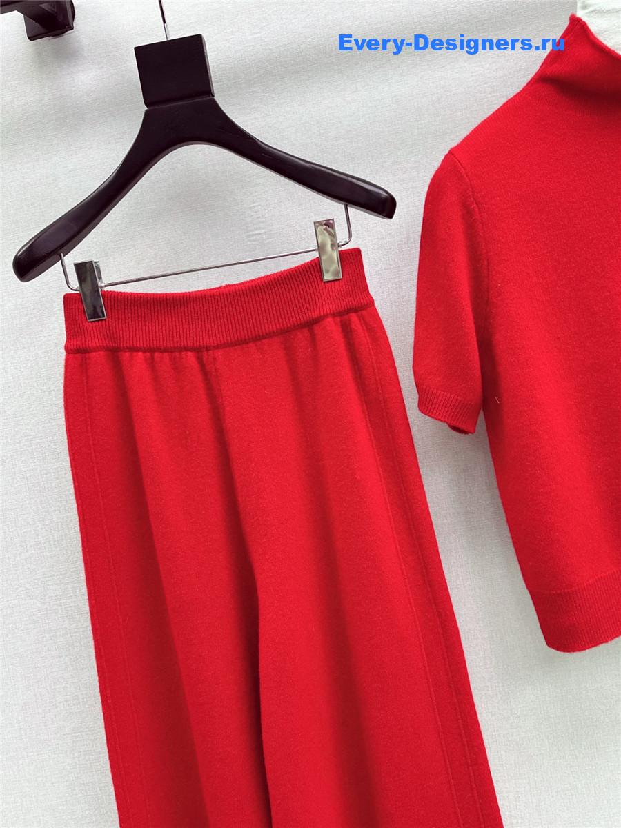 The R0w red turtleneck short-sleeved suit