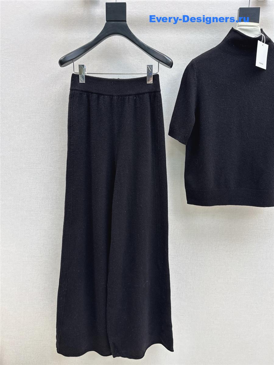 The R0w black turtleneck short-sleeved suit